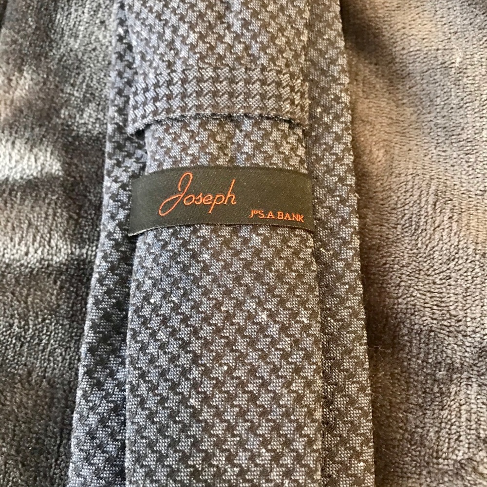Joseph Abboud tie!